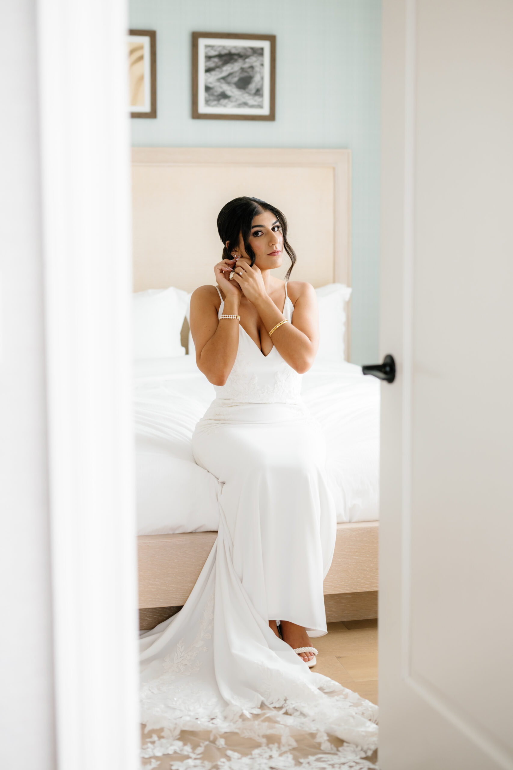 bride getting ready by Lisa Blanche Photography
