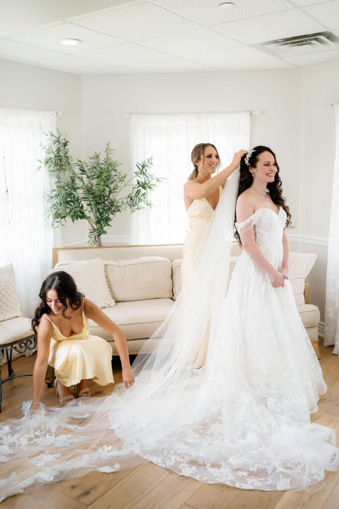 bride getting ready by Lisa Blanche Photography