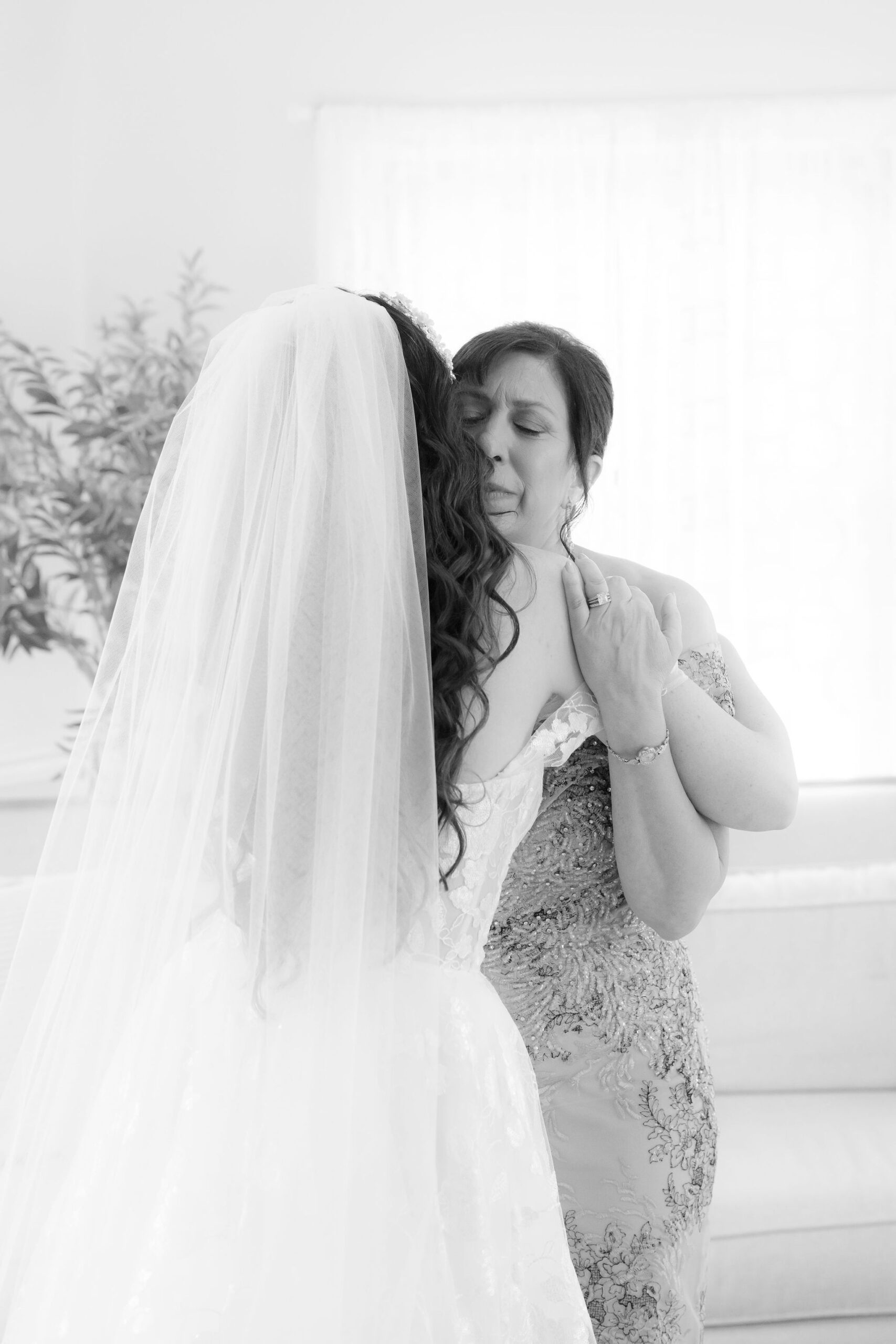 bride getting ready by Lisa Blanche Photography